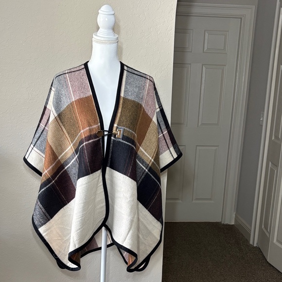 Vince Camuto Women’s Plaid Reversible Poncho with toggle NWT One Size - Picture 2 of 6